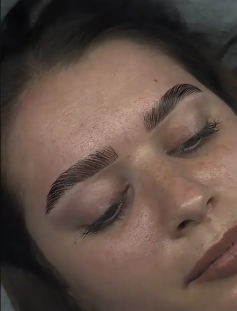 Browlifting mit sauber gebürsteten Brauen