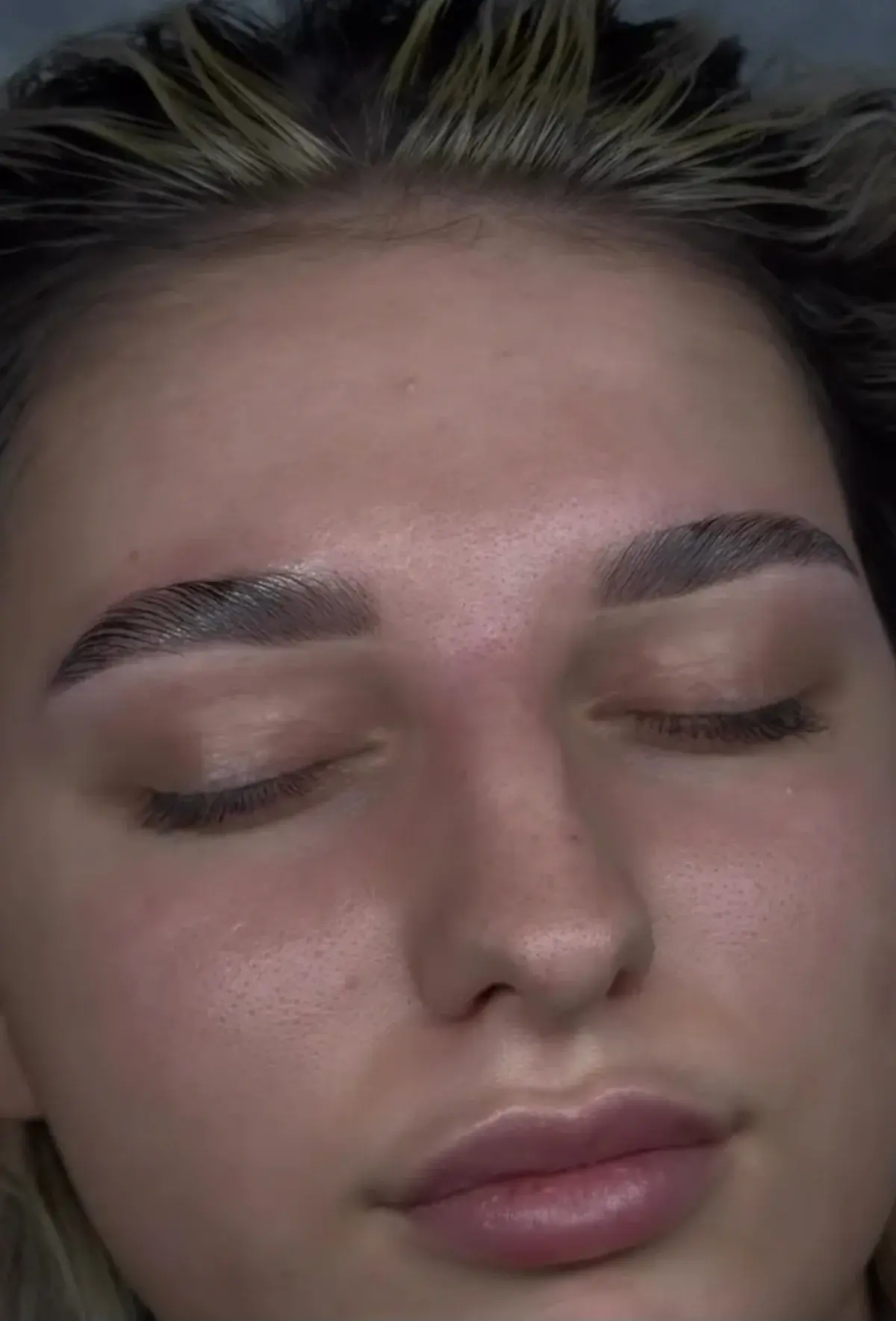 Natürliches Browlifting mit gebürsteten Brauen