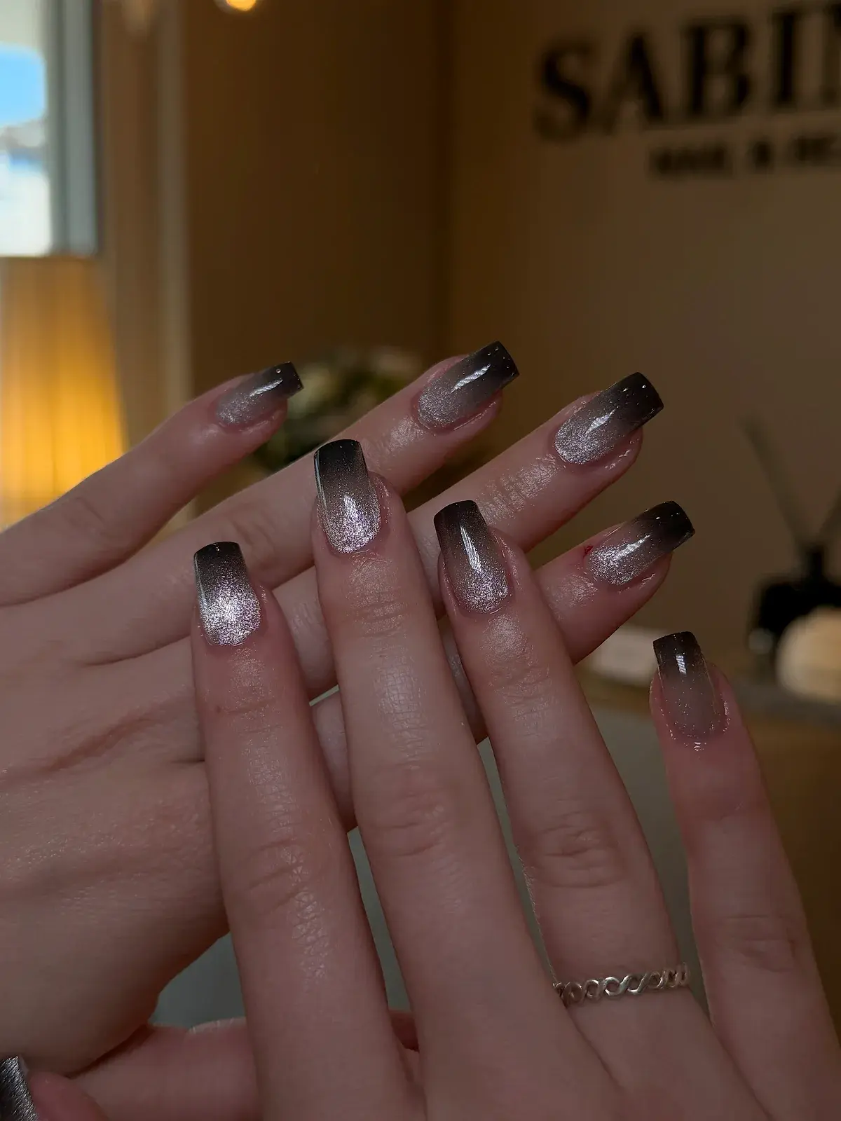 Eckige Nägel mit Cat-Eye-Ombré von Schwarz zu Silber