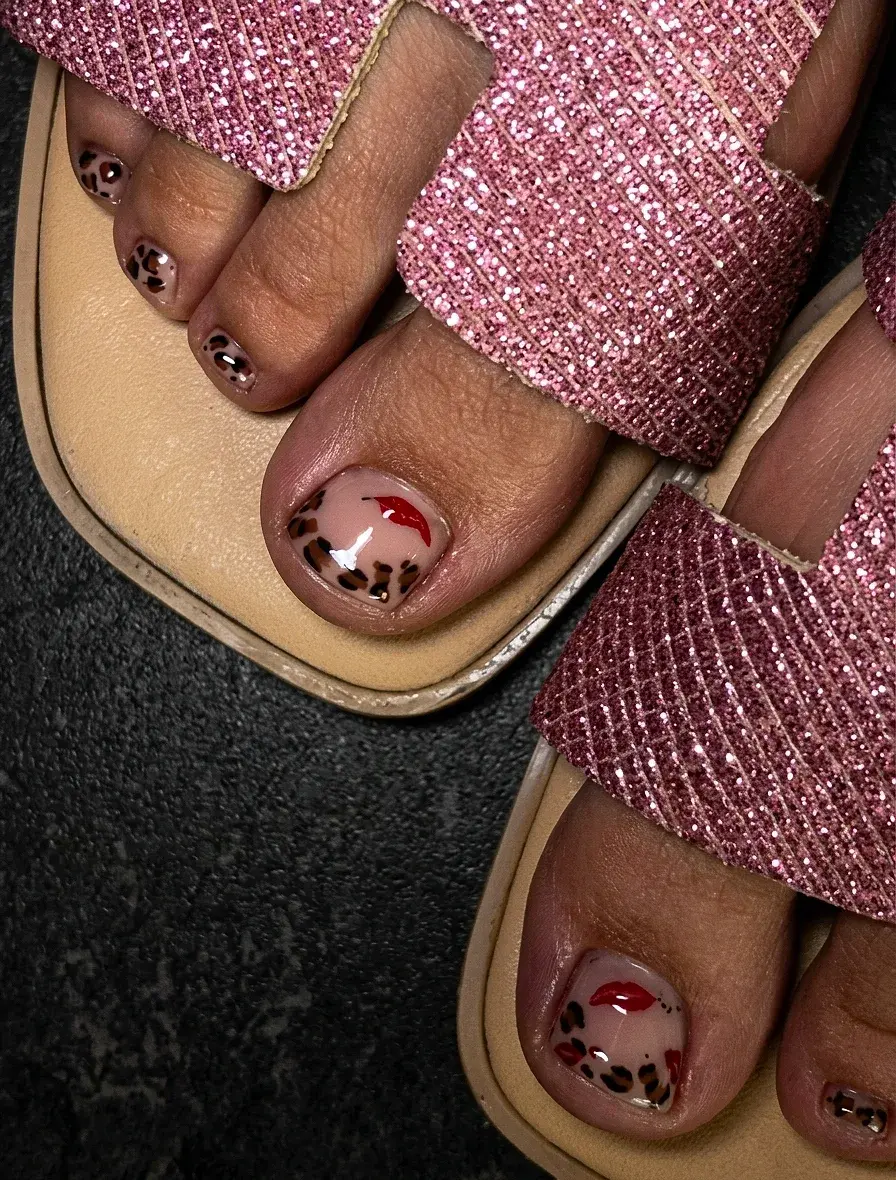 Pediküre in Nude mit Leoparden-Muster und roten Lippen