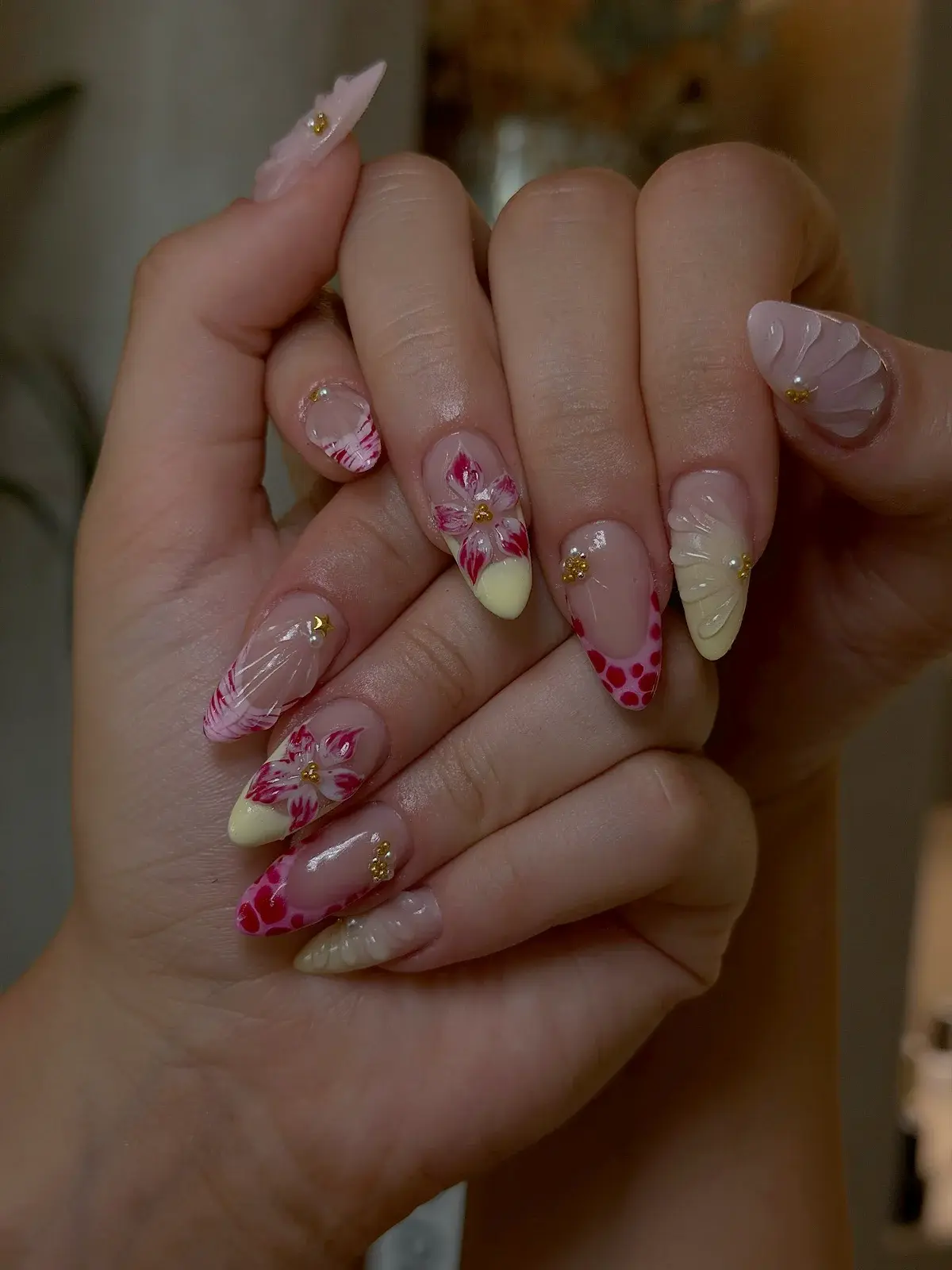 Mandelnägel mit pinker und gelber French und gemalten Blüten