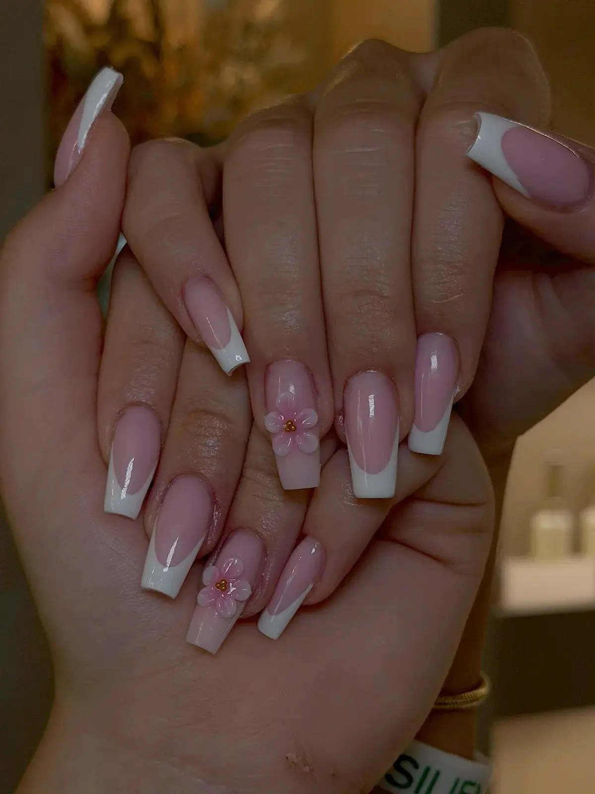Lange eckige French-Nägel mit rosa 3D-Blüten