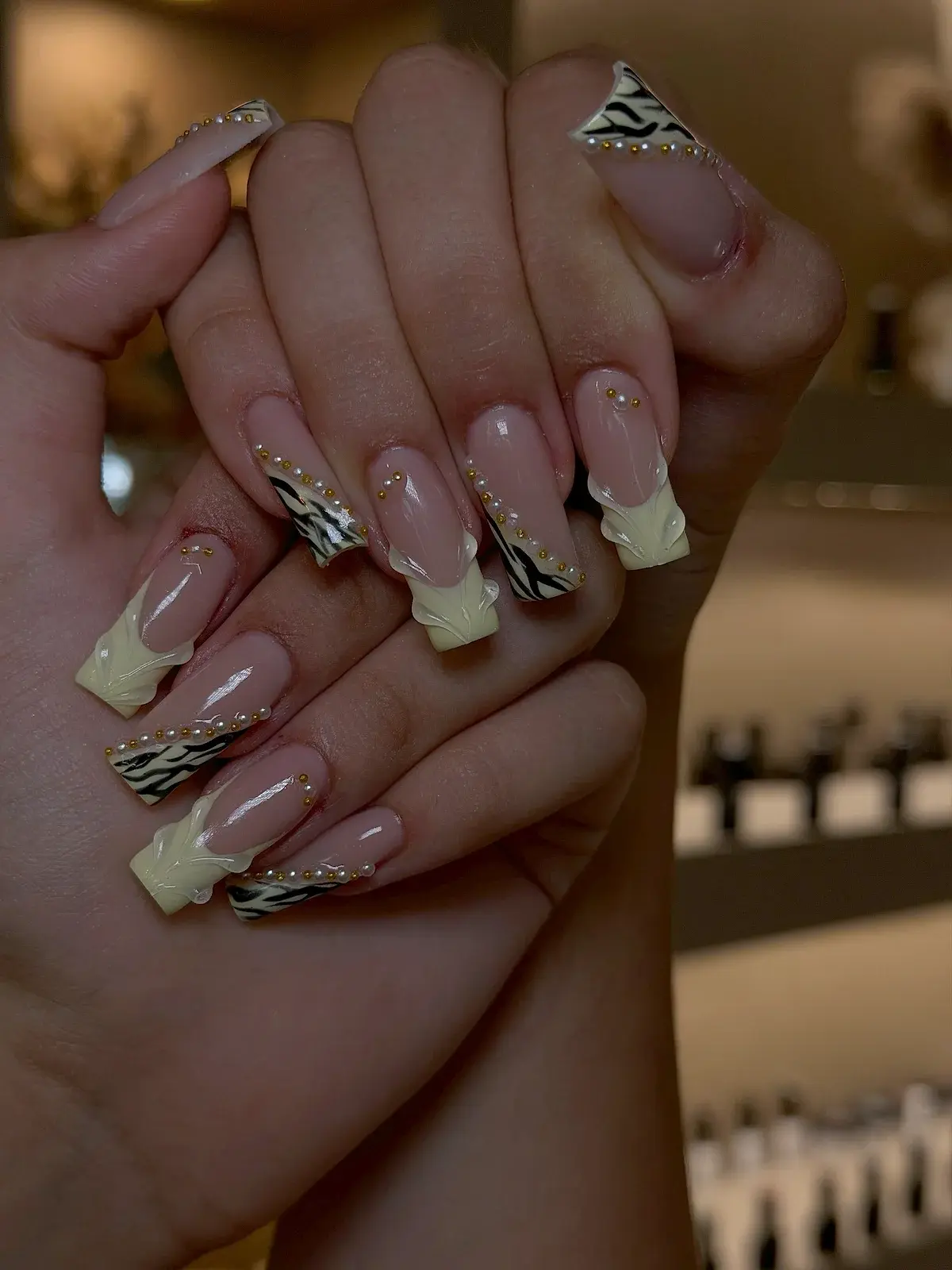 Lange French-Nägel mit Zebra-Muster, hellgelben Spitzen und Strasssteinen