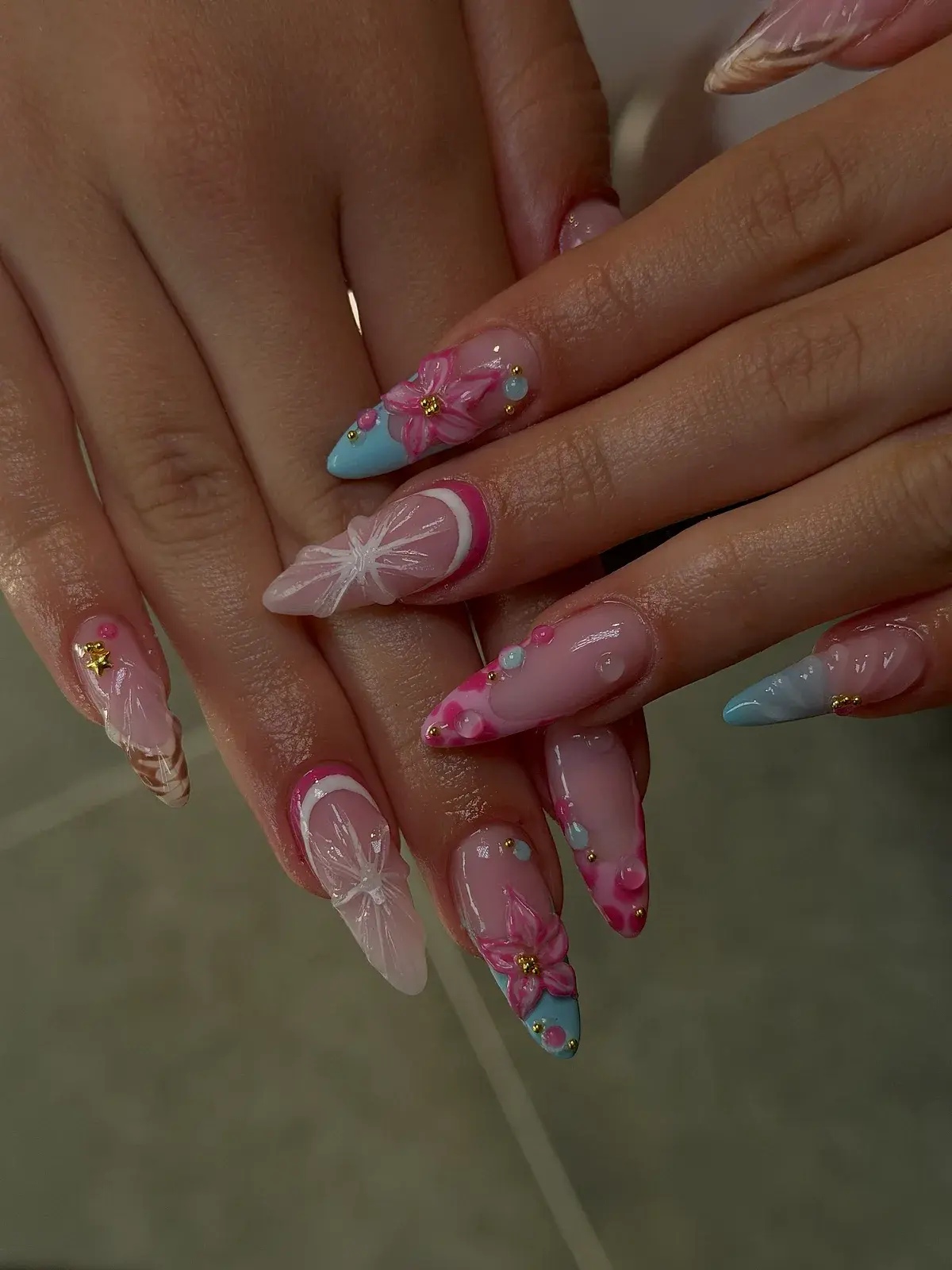 Mandelnägel mit 3D-Blüten in Rosa, Weiss und Blau